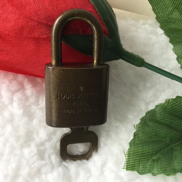 Louis Vuitton Set of π Padlock & π Key #340π